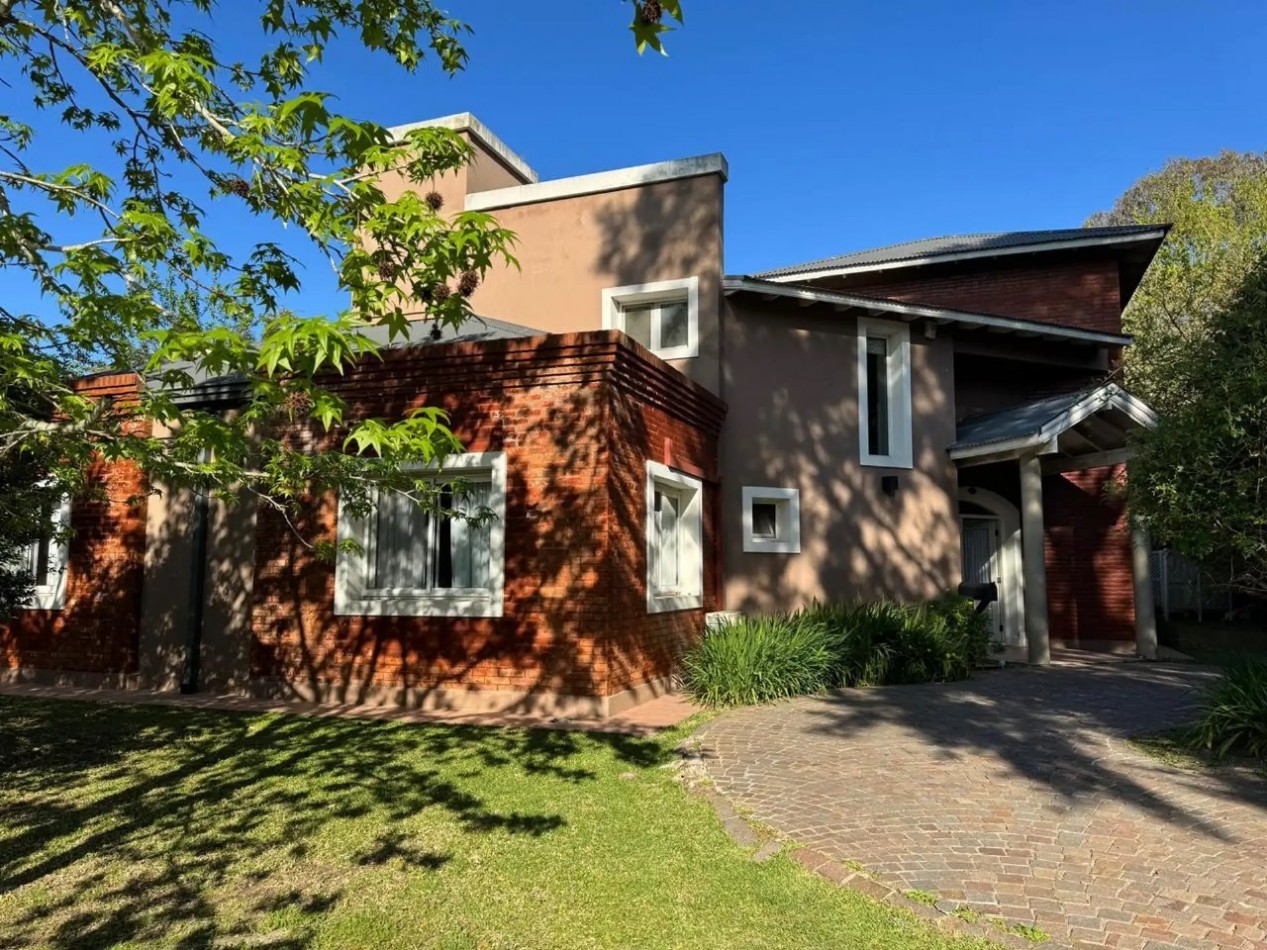 Impecable propiedad en Abril Club de Campo 