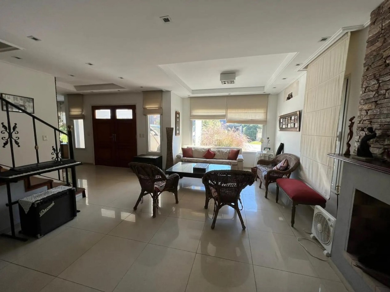 Imperdible casa 5 ambientes amoblada en Altos de Husdon I