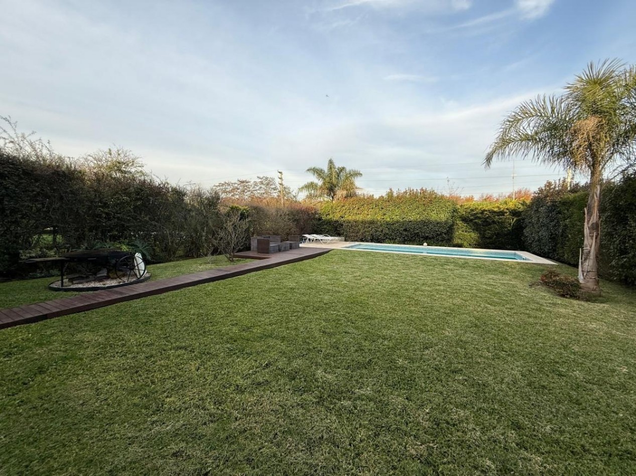 Casa con piscina 5 ambientes en Altos de Hudson I