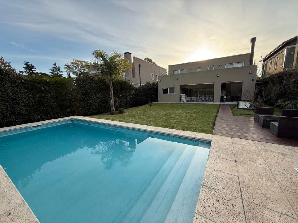 Casa con piscina 5 ambientes en Altos de Hudson I
