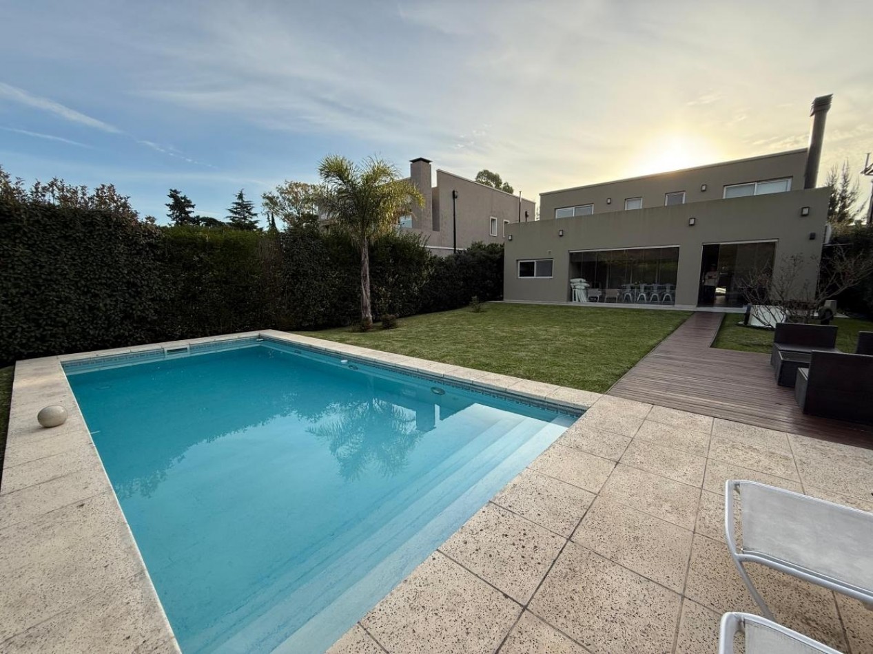Casa con piscina 5 ambientes en Altos de Hudson I