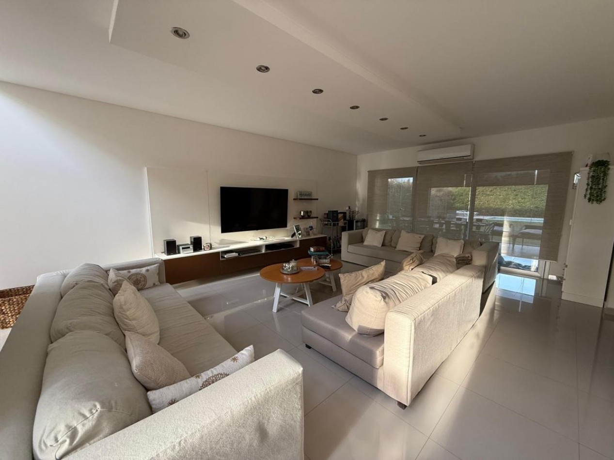 Casa con piscina 5 ambientes en Altos de Hudson I