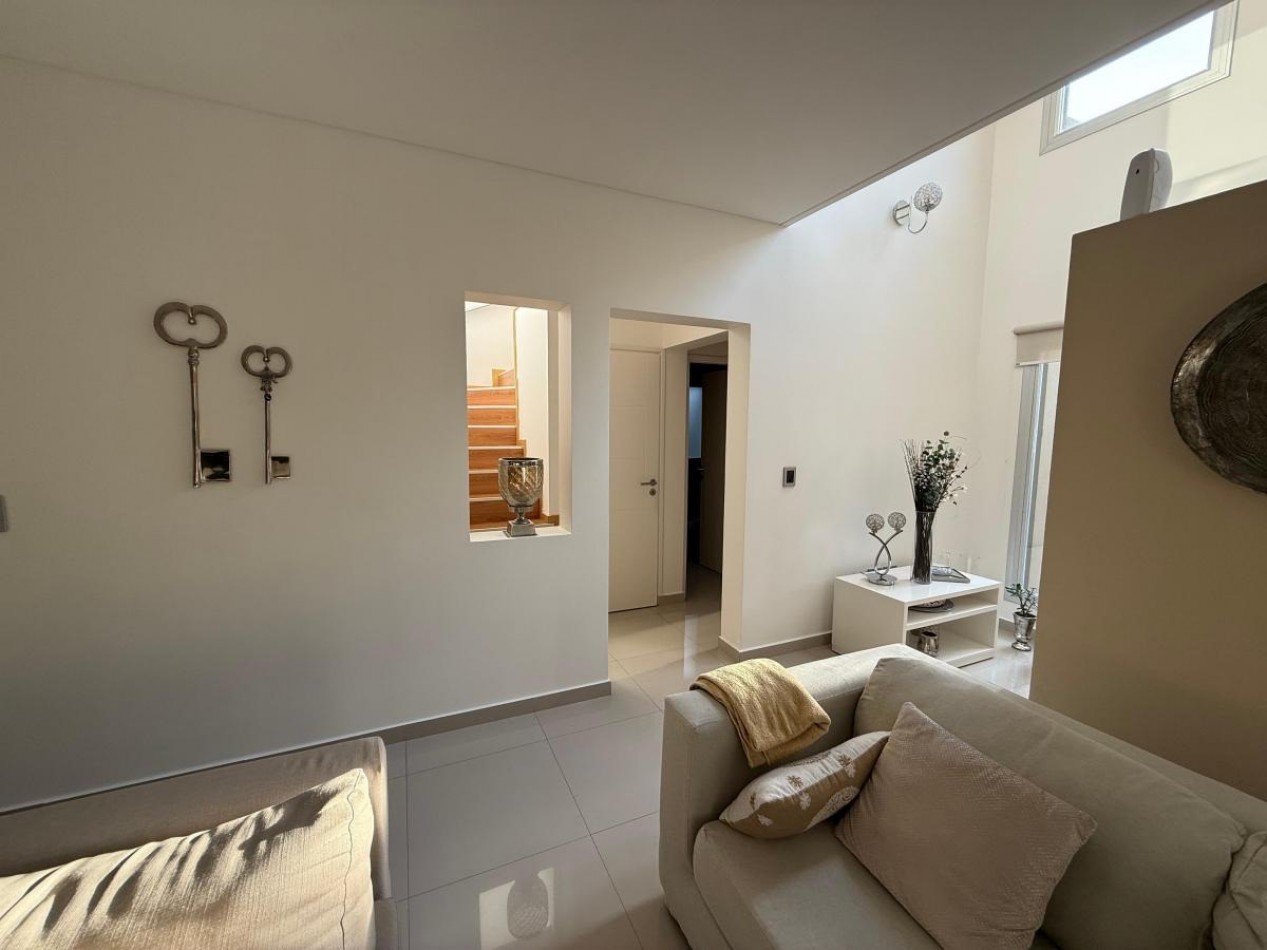Casa con piscina 5 ambientes en Altos de Hudson I