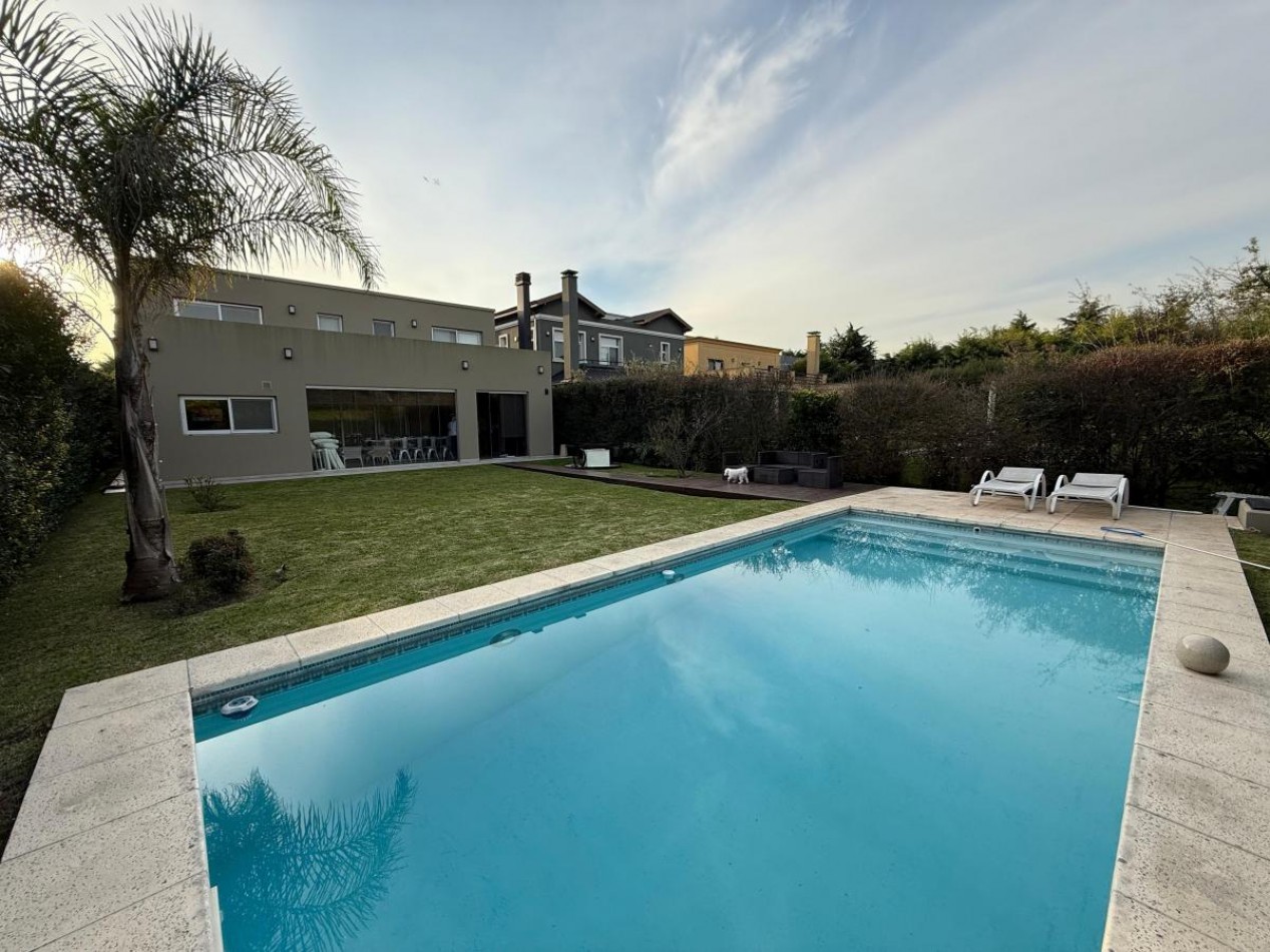 Casa con piscina 5 ambientes en Altos de Hudson I