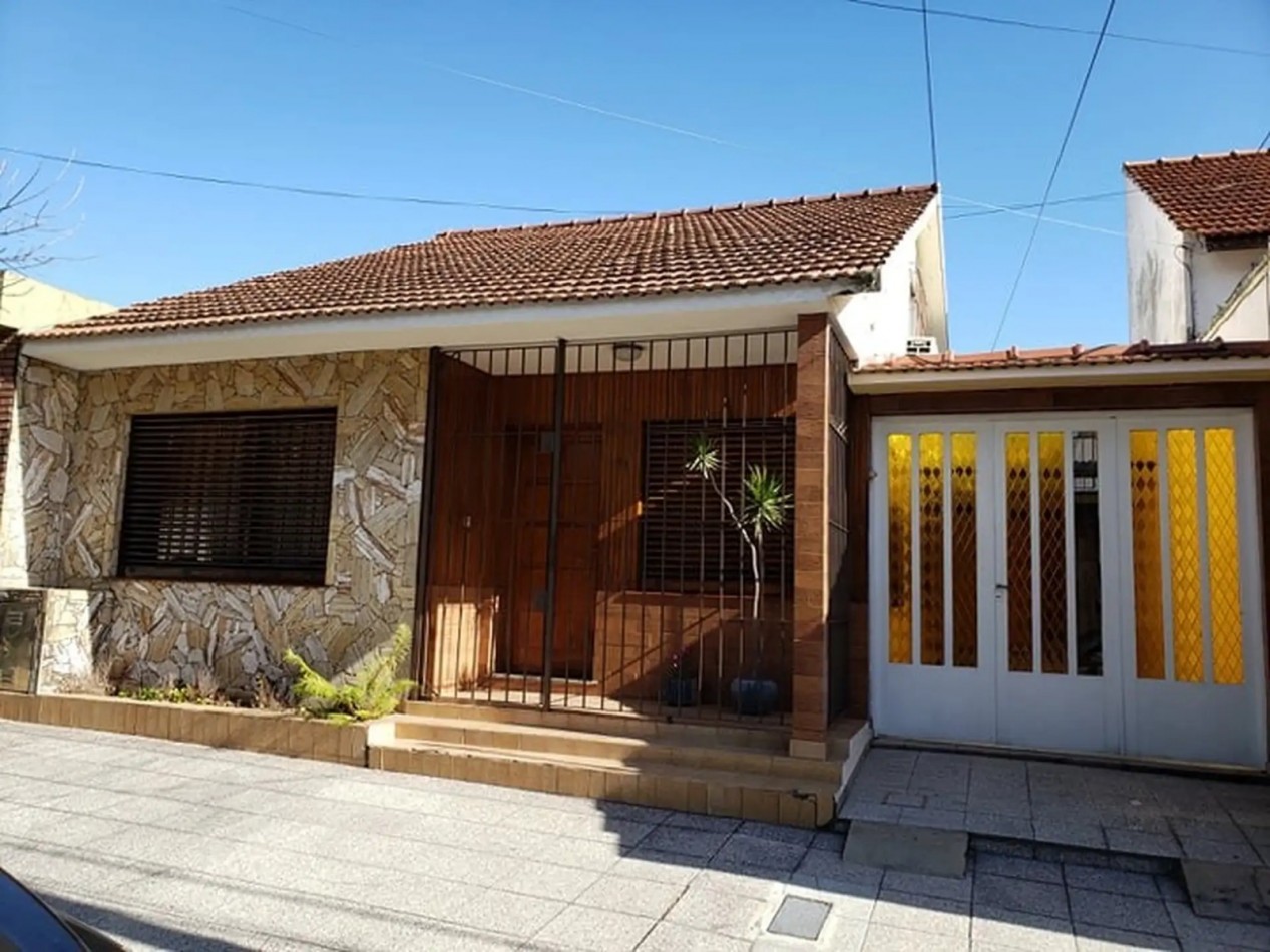 Casa en Venta 4 ambientes - Bernal Oeste