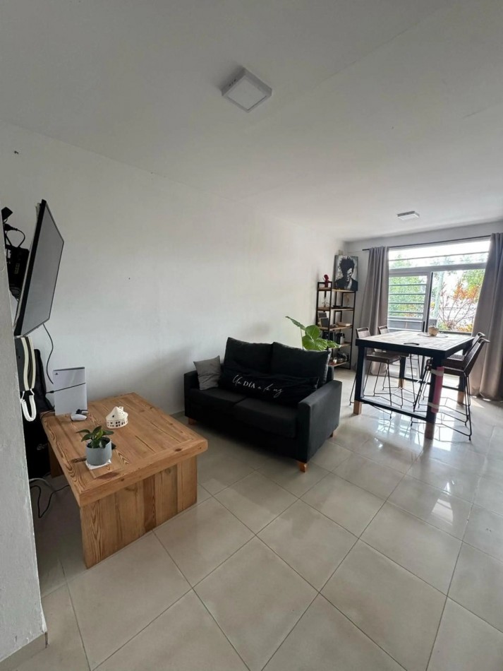 Imperdible 3 ambientes primer piso por escalera en Quilmes