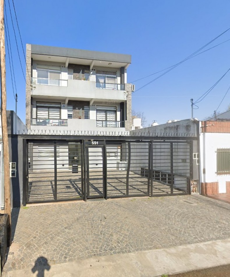 Imperdible 3 ambientes primer piso por escalera en Quilmes