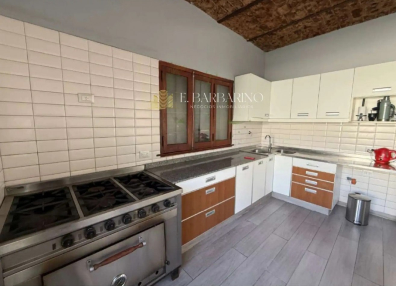 Casa 5 ambientes con piscina en venta en Quilmes Centro