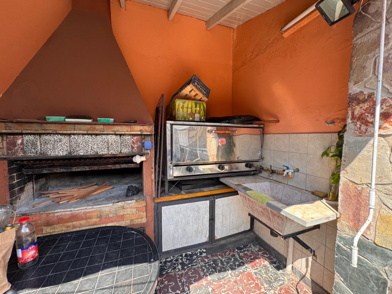 ¡Imperdible casa 4 ambientes con jardin y piscina en Quilmes! ¡APTA CREDITO!