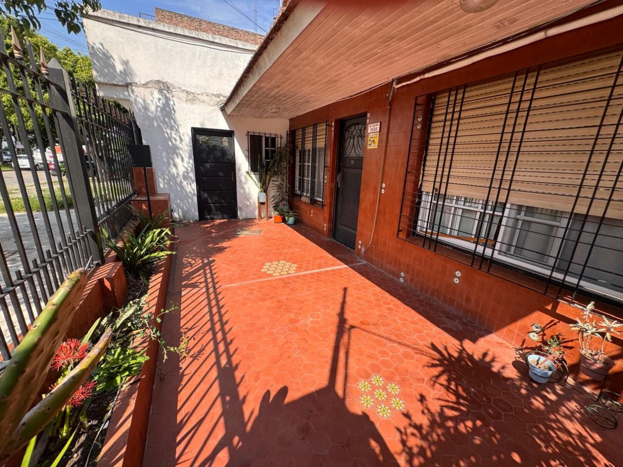 ¡Imperdible casa 4 ambientes con jardin y piscina en Quilmes! ¡APTA CREDITO!