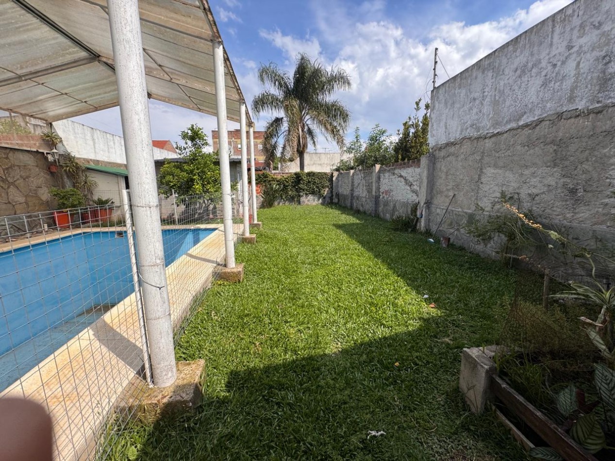 ¡Imperdible casa 4 ambientes con jardin y piscina en Quilmes! ¡APTA CREDITO!