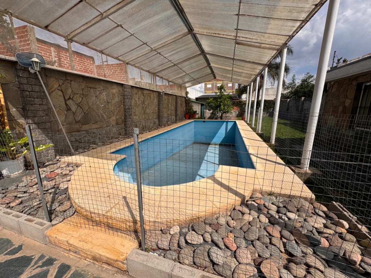 ¡Imperdible casa 4 ambientes con jardin y piscina en Quilmes! ¡APTA CREDITO!
