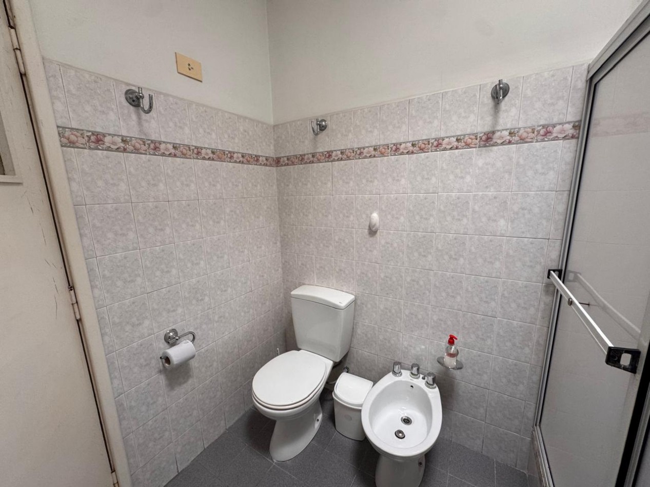 ¡Imperdible casa 4 ambientes con jardin y piscina en Quilmes! ¡APTA CREDITO!