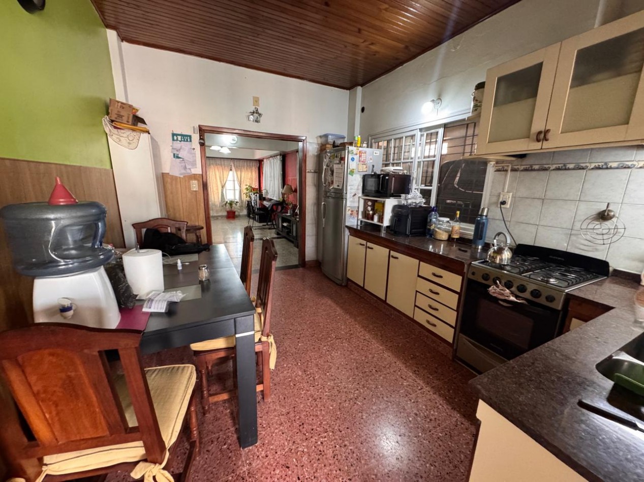 ¡Imperdible casa 4 ambientes con jardin y piscina en Quilmes! ¡APTA CREDITO!