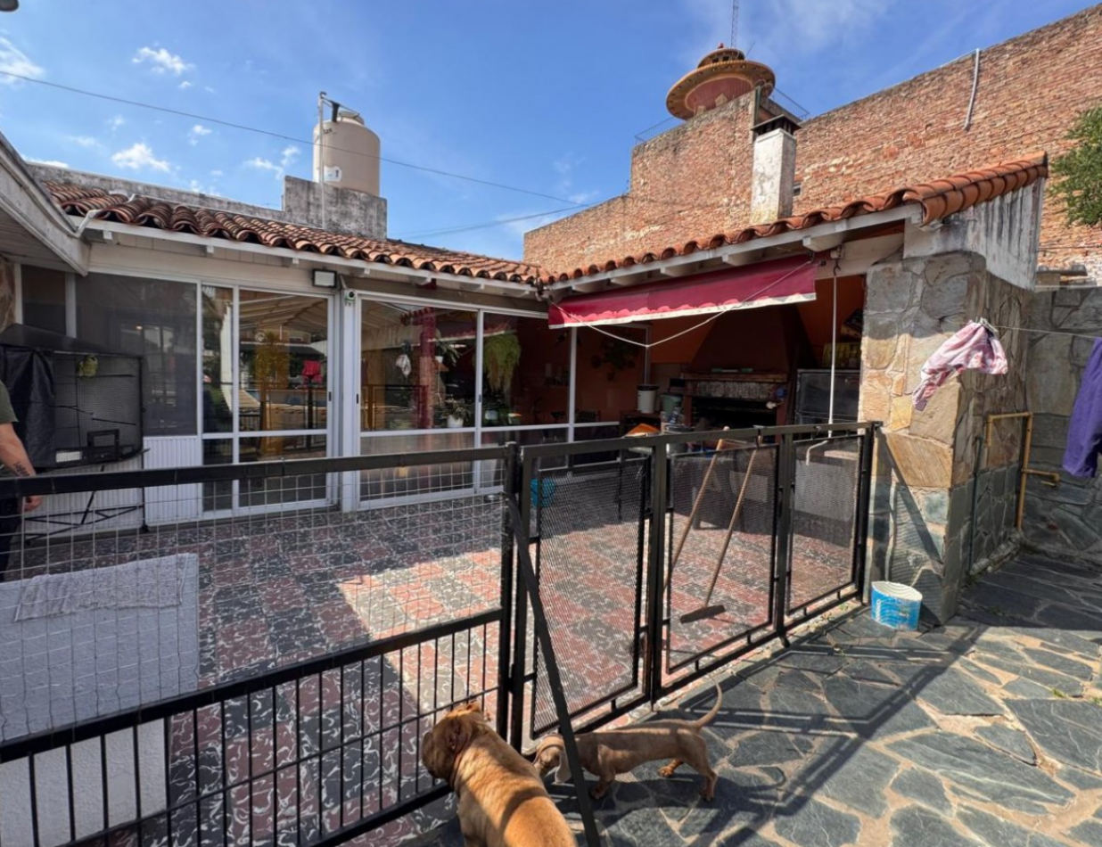 ¡Imperdible casa 4 ambientes con jardin y piscina en Quilmes! ¡APTA CREDITO!