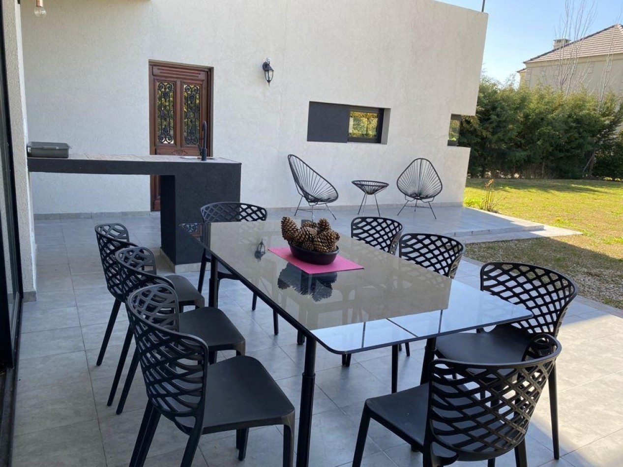 Preciosa casa 5 ambientes en barrio cerrado Las Acacias