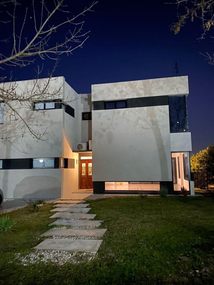 Preciosa casa 5 ambientes en barrio cerrado Las Acacias