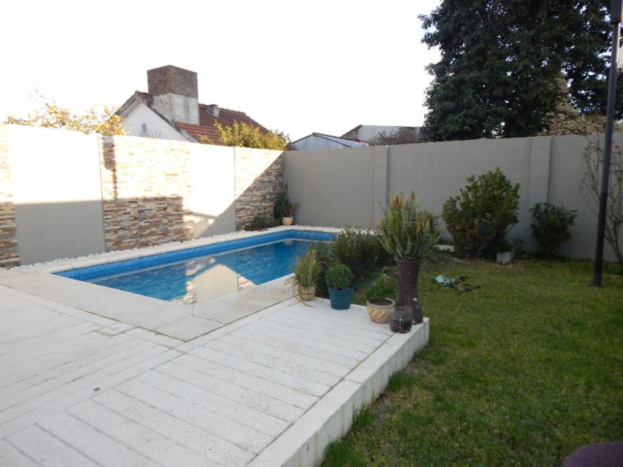 CASA 4 AMBIENTES CON PISCINA EN VENTA EN QUILMES OESTE - ¡APTO CREDITO! 