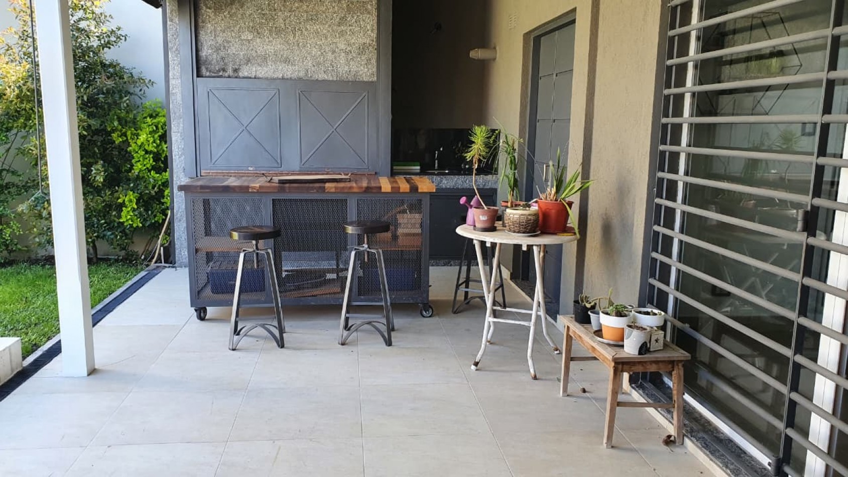 CASA 4 AMBIENTES CON PISCINA EN VENTA EN QUILMES OESTE - ¡APTO CREDITO! 