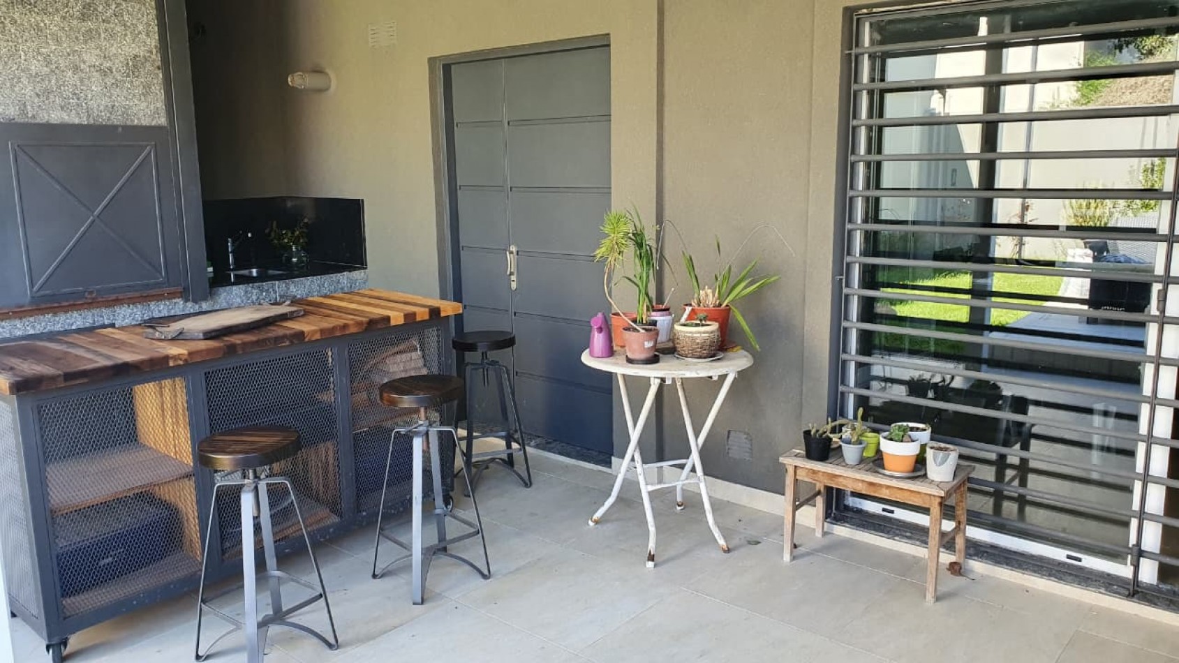 CASA 4 AMBIENTES CON PISCINA EN VENTA EN QUILMES OESTE - ¡APTO CREDITO! 