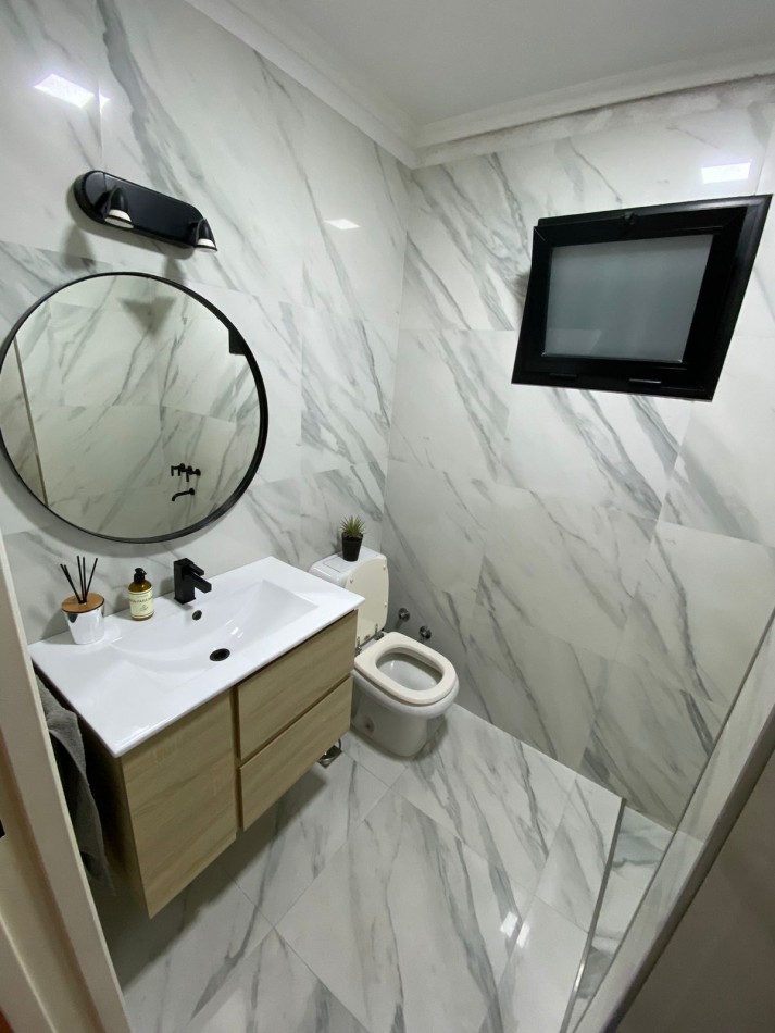 Imperdible casa 2 ambientes con patio y cochera en Barrio Parque Bernal ¡Excelente estado!