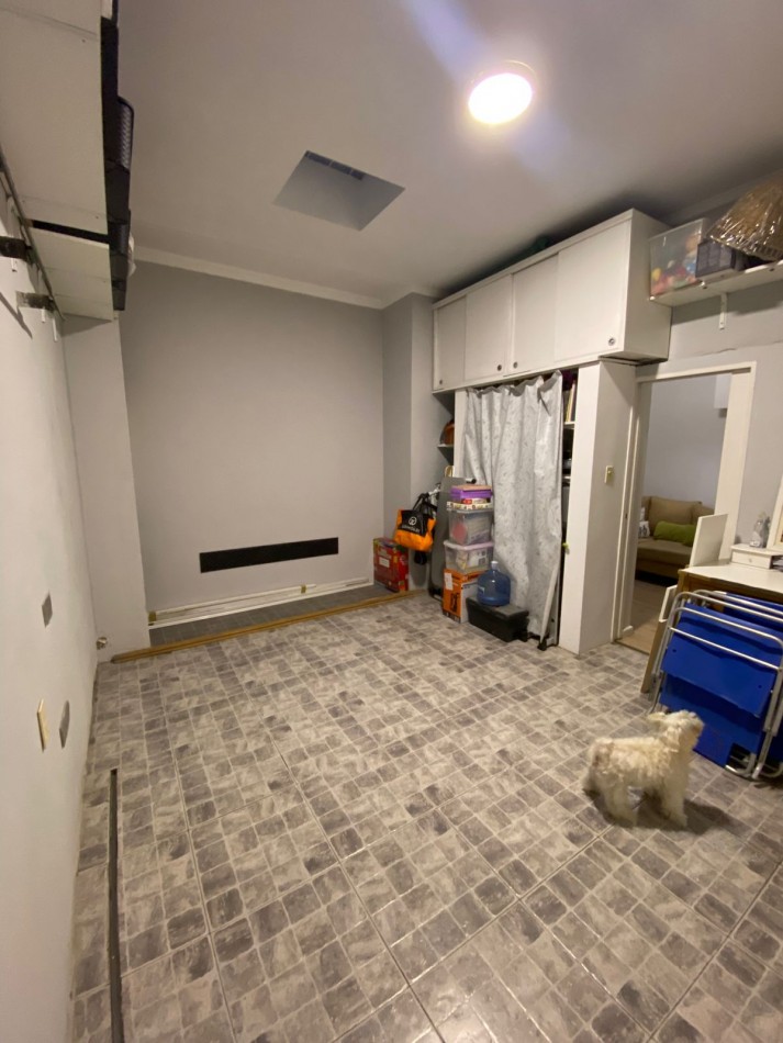 Imperdible casa 2 ambientes con patio y cochera en Barrio Parque Bernal ¡Excelente estado!