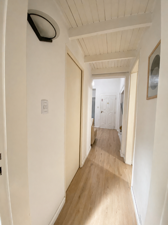 Imperdible casa 2 ambientes con patio y cochera en Barrio Parque Bernal ¡Excelente estado!