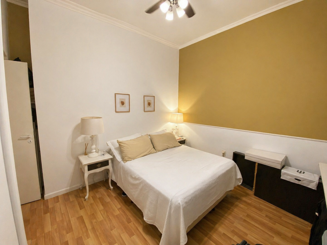 Imperdible casa 2 ambientes con patio y cochera en Barrio Parque Bernal ¡Excelente estado!