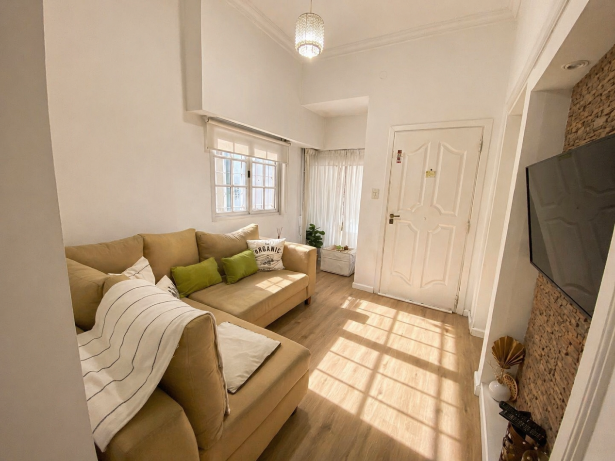 Imperdible casa 2 ambientes con patio y cochera en Barrio Parque Bernal ¡Excelente estado!