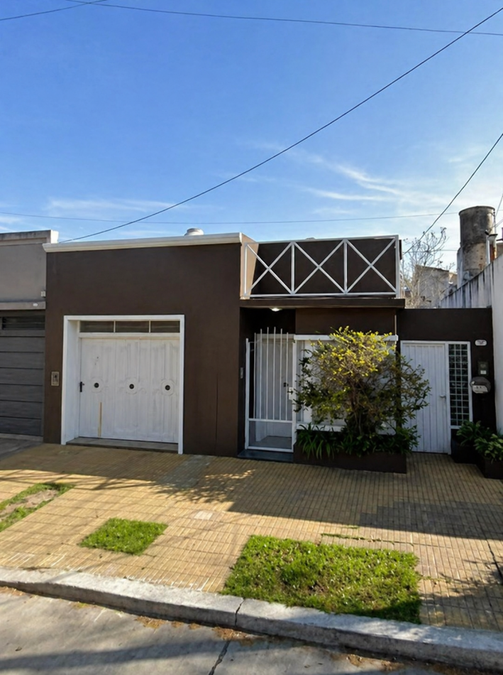 Imperdible casa 2 ambientes con patio y cochera en Barrio Parque Bernal ¡Excelente estado!