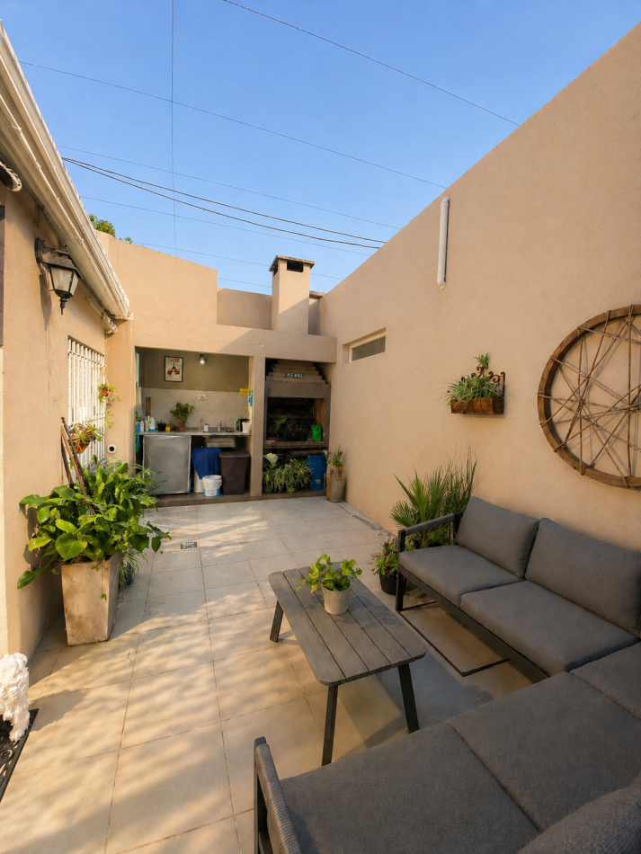 Imperdible casa 2 ambientes con patio y cochera en Barrio Parque Bernal ¡Excelente estado!
