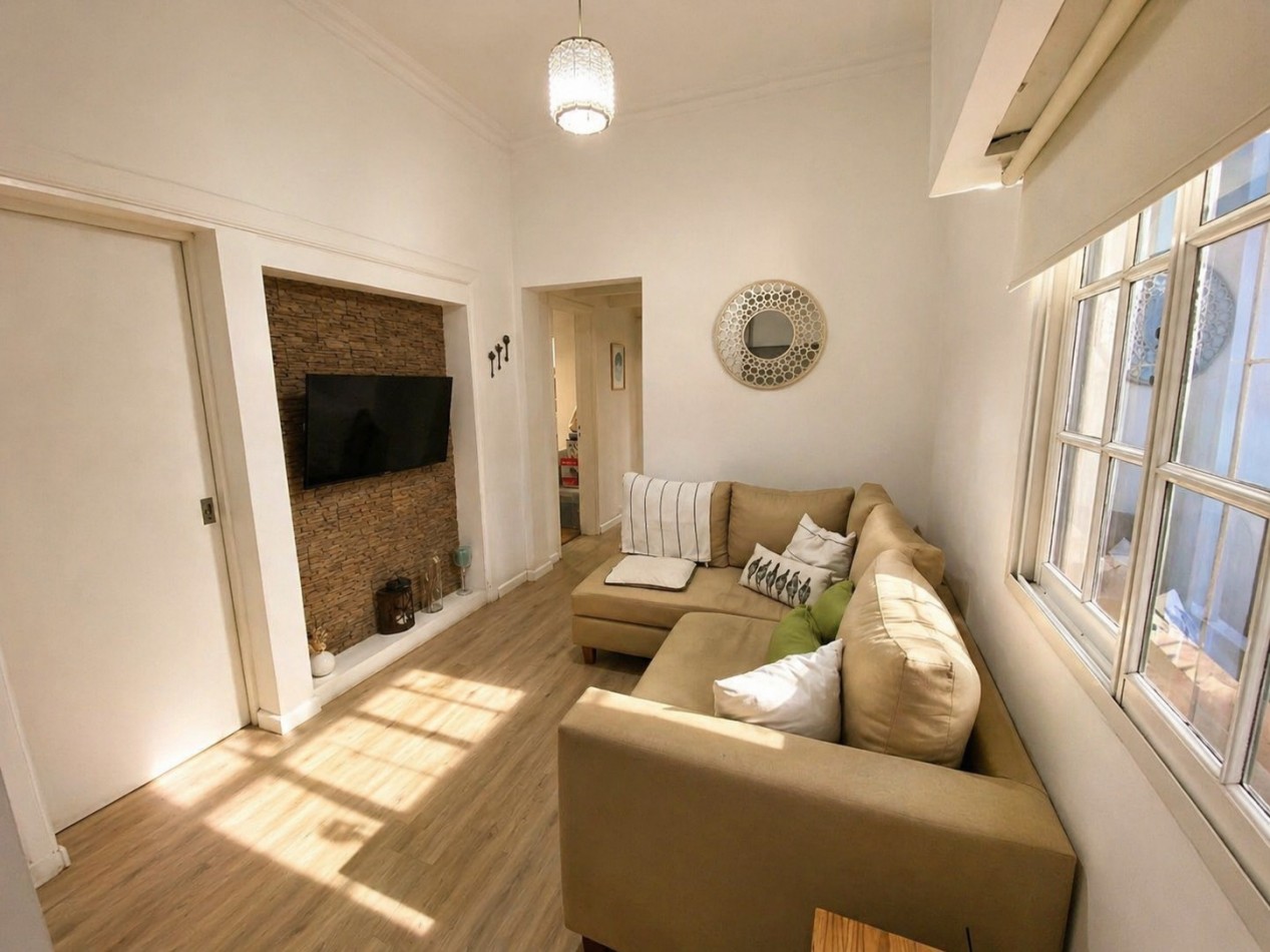 Imperdible casa 2 ambientes con patio y cochera en Barrio Parque Bernal ¡Excelente estado!