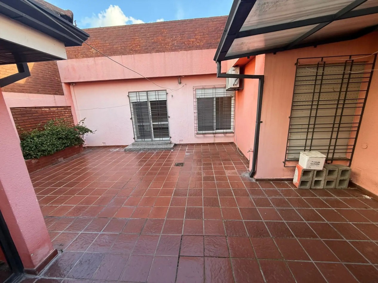 CHALET TRES AMBIENTES CON PATIO Y TERRAZA EN BARRIO LOS CEDROS