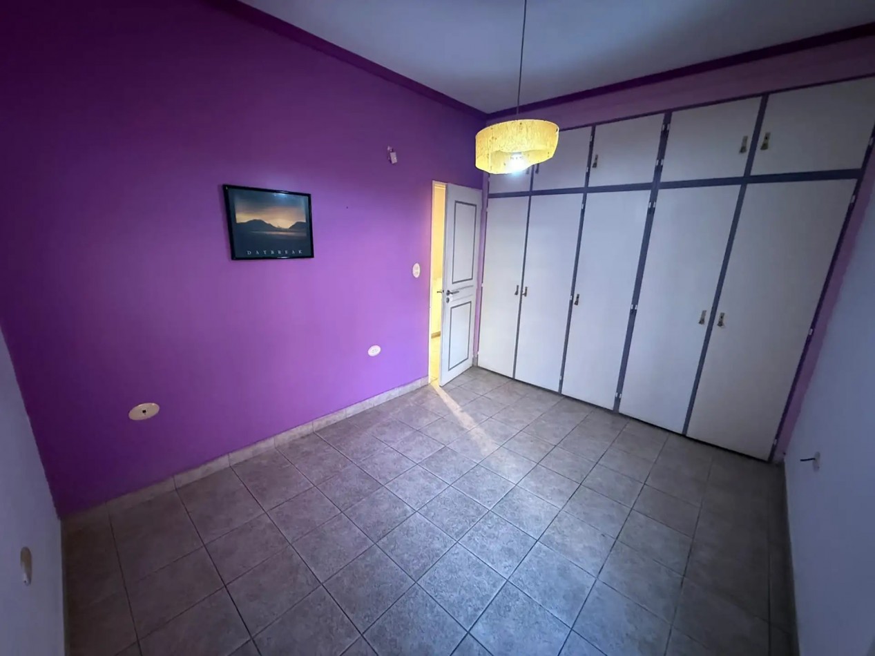 CHALET TRES AMBIENTES CON PATIO Y TERRAZA EN BARRIO LOS CEDROS