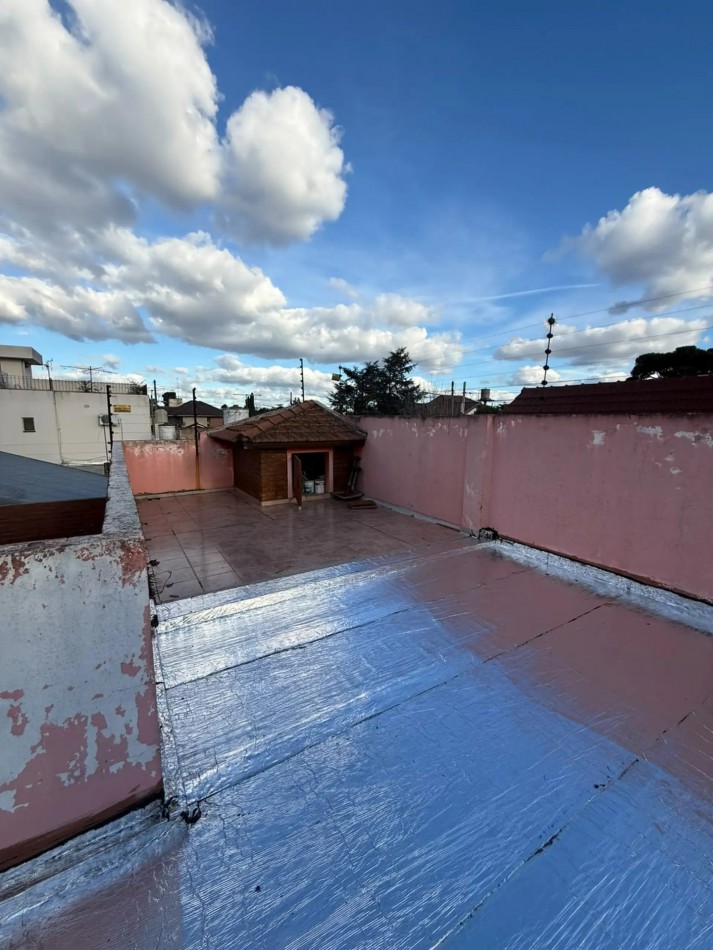 CHALET TRES AMBIENTES CON PATIO Y TERRAZA EN BARRIO LOS CEDROS