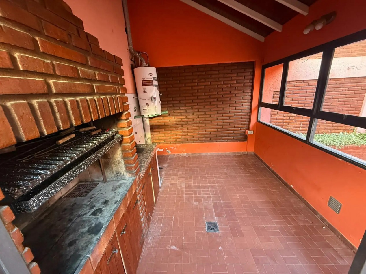 CHALET TRES AMBIENTES CON PATIO Y TERRAZA EN BARRIO LOS CEDROS