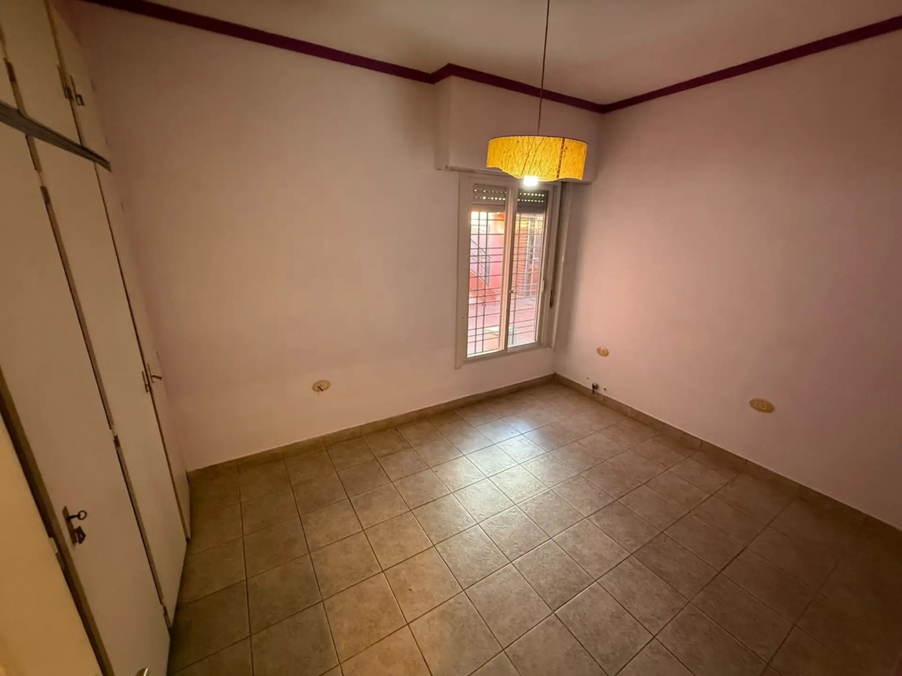 CHALET TRES AMBIENTES CON PATIO Y TERRAZA EN BARRIO LOS CEDROS