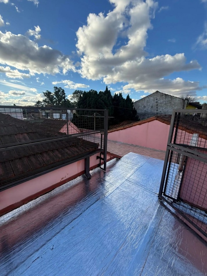 CHALET TRES AMBIENTES CON PATIO Y TERRAZA EN BARRIO LOS CEDROS