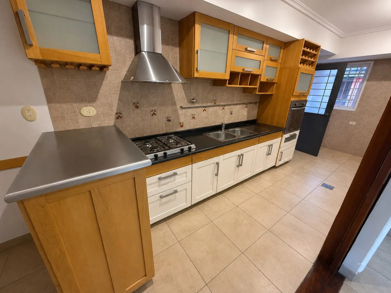 CHALET TRES AMBIENTES CON PATIO Y TERRAZA EN BARRIO LOS CEDROS
