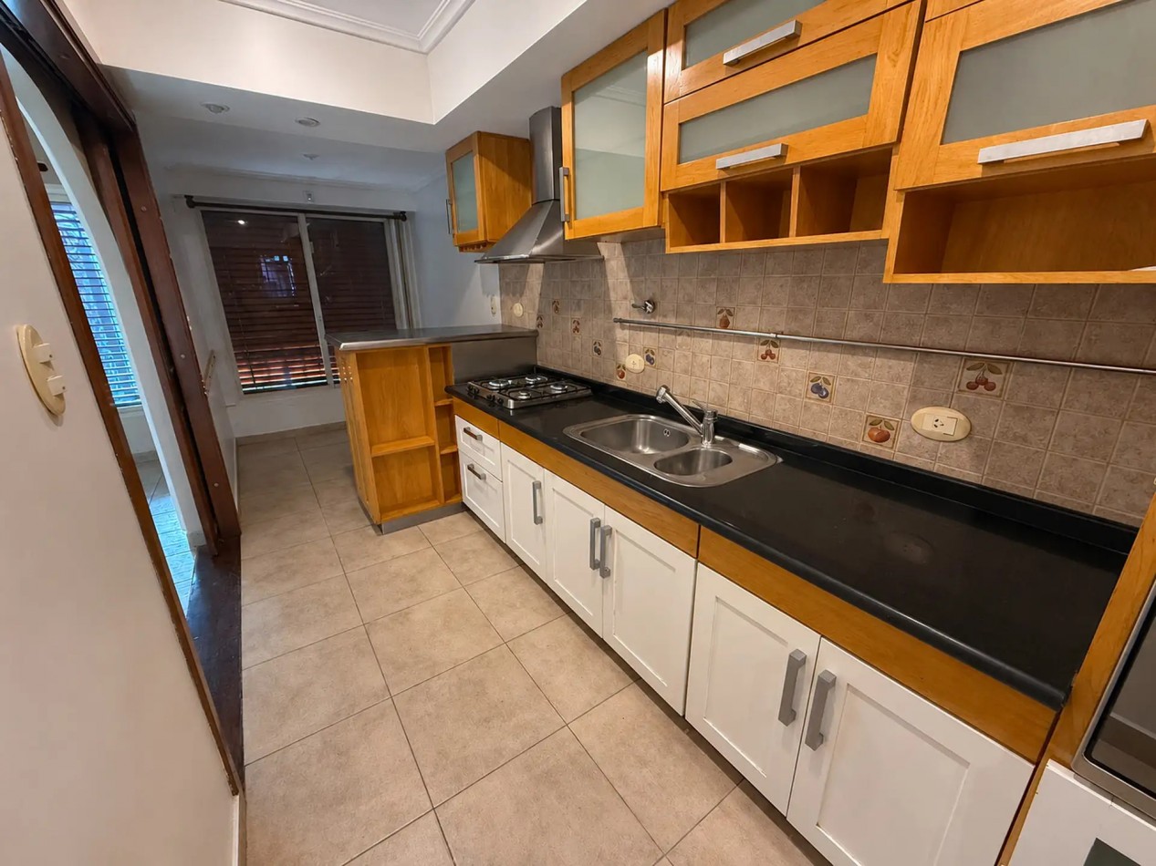 CHALET TRES AMBIENTES CON PATIO Y TERRAZA EN BARRIO LOS CEDROS