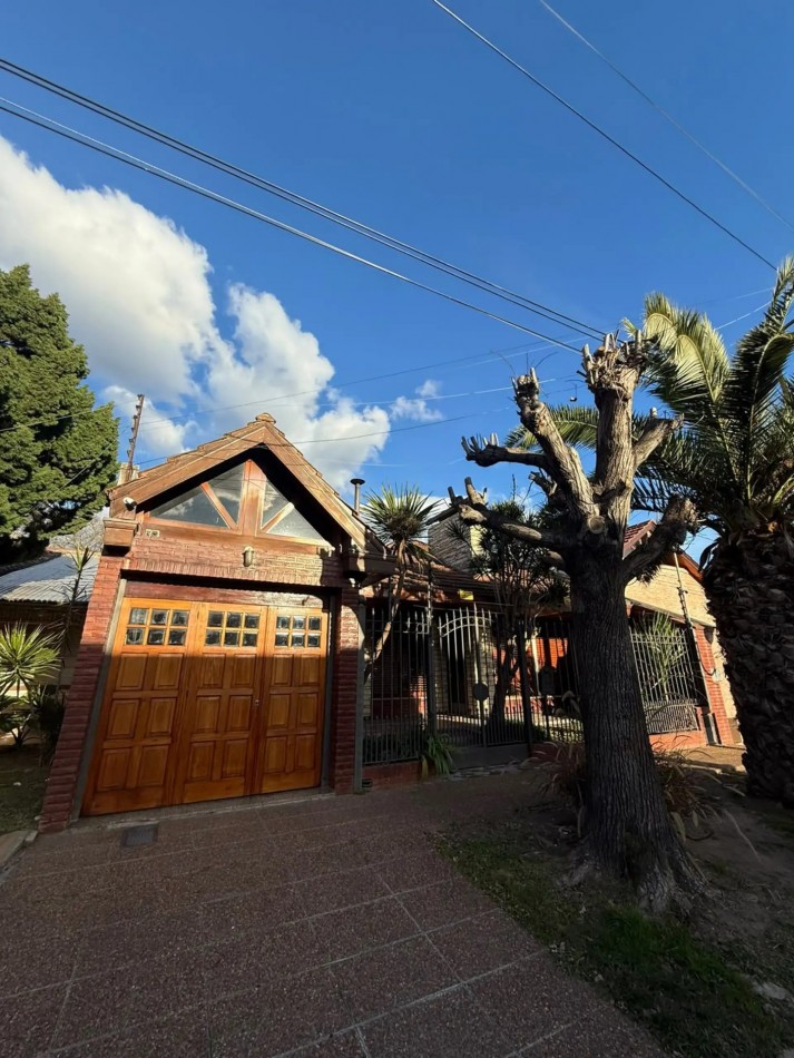 CHALET TRES AMBIENTES CON PATIO Y TERRAZA EN BARRIO LOS CEDROS