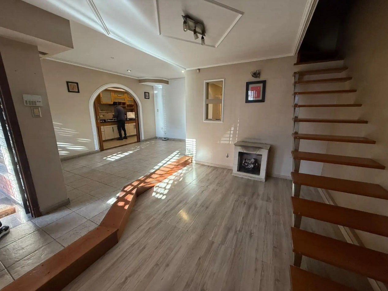 CHALET TRES AMBIENTES CON PATIO Y TERRAZA EN BARRIO LOS CEDROS