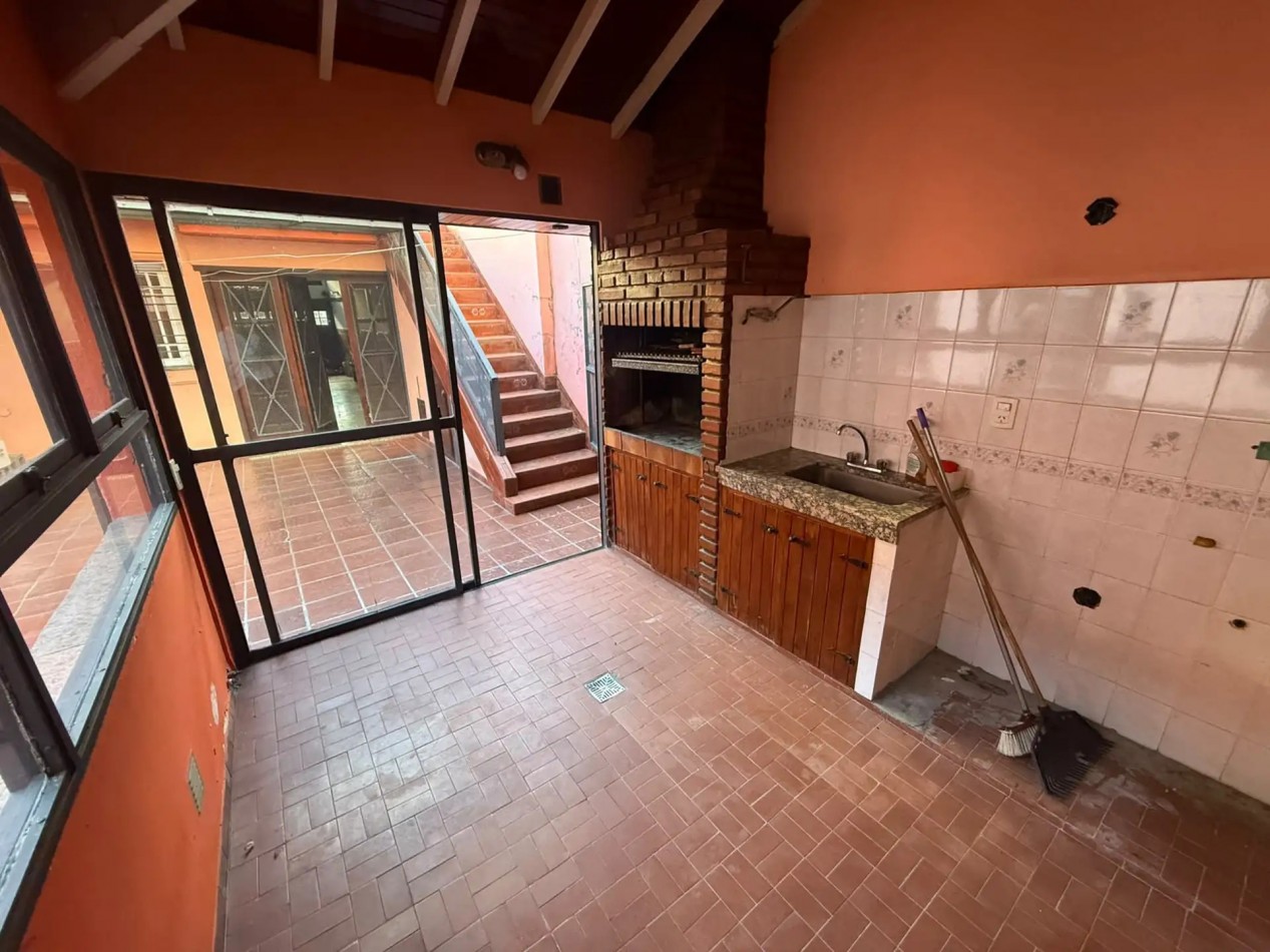 CHALET TRES AMBIENTES CON PATIO Y TERRAZA EN BARRIO LOS CEDROS