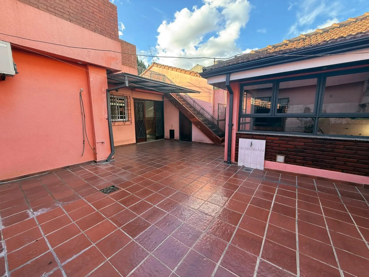 CHALET TRES AMBIENTES CON PATIO Y TERRAZA EN BARRIO LOS CEDROS