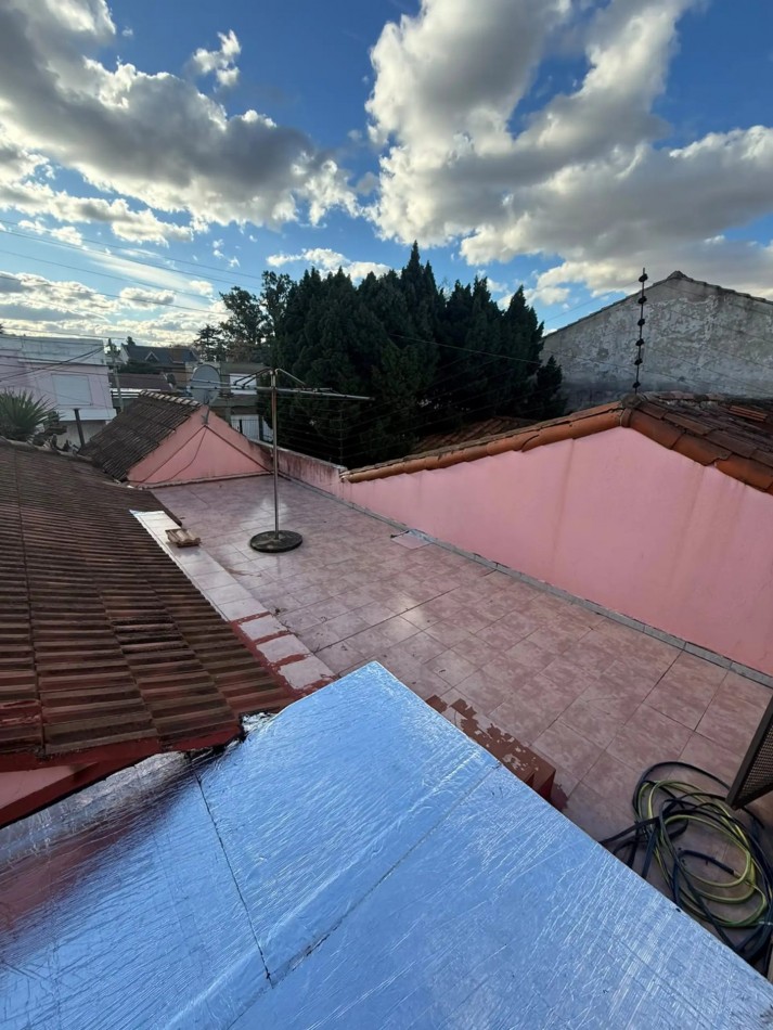 CHALET TRES AMBIENTES CON PATIO Y TERRAZA EN BARRIO LOS CEDROS