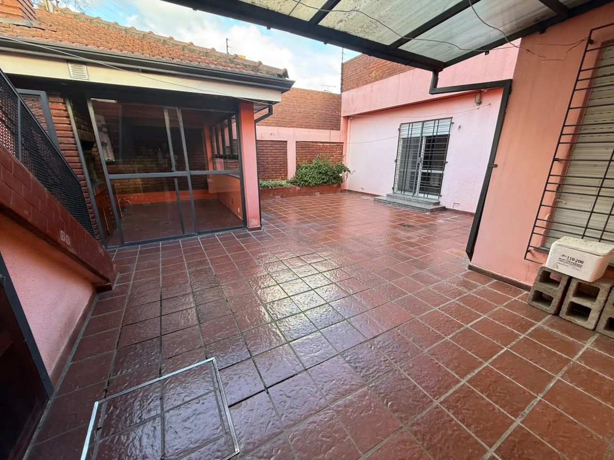 CHALET TRES AMBIENTES CON PATIO Y TERRAZA EN BARRIO LOS CEDROS