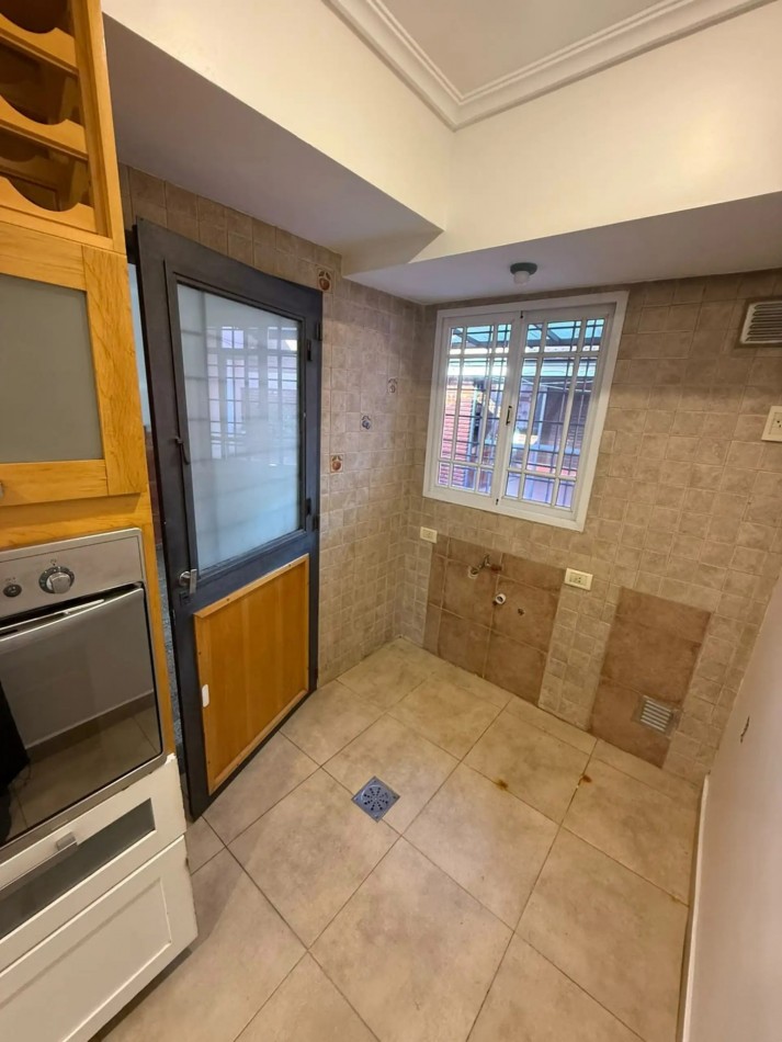 CHALET TRES AMBIENTES CON PATIO Y TERRAZA EN BARRIO LOS CEDROS