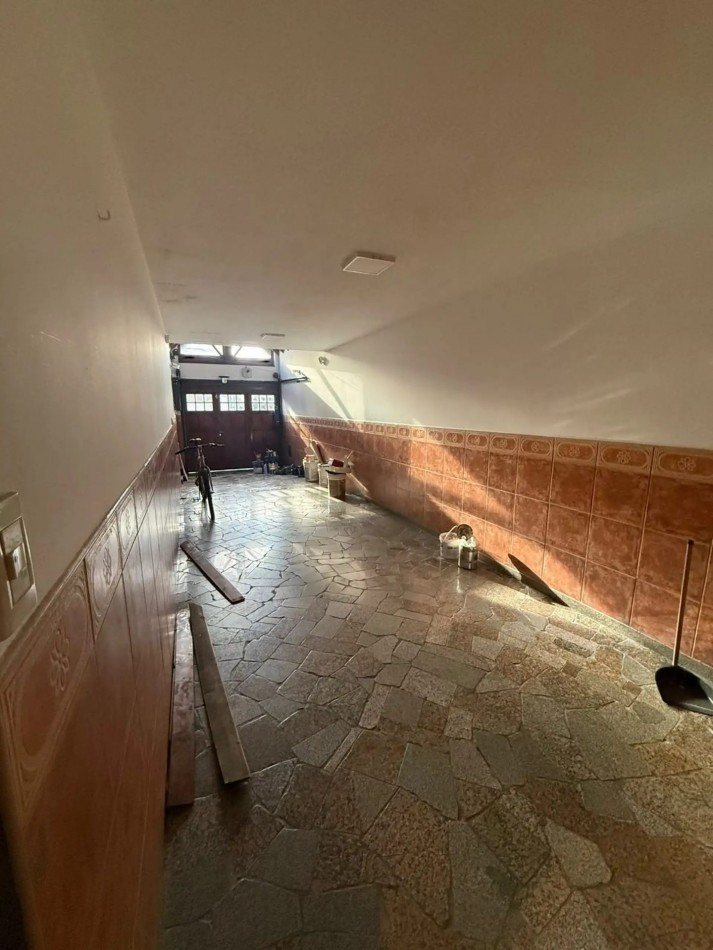CHALET TRES AMBIENTES CON PATIO Y TERRAZA EN BARRIO LOS CEDROS