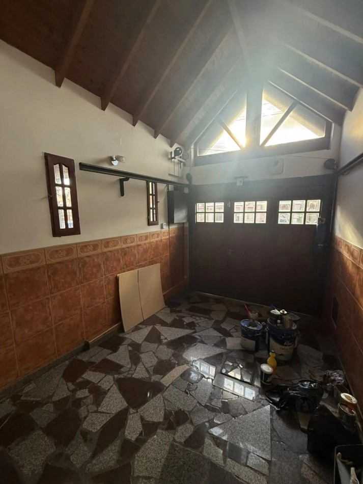 CHALET TRES AMBIENTES CON PATIO Y TERRAZA EN BARRIO LOS CEDROS