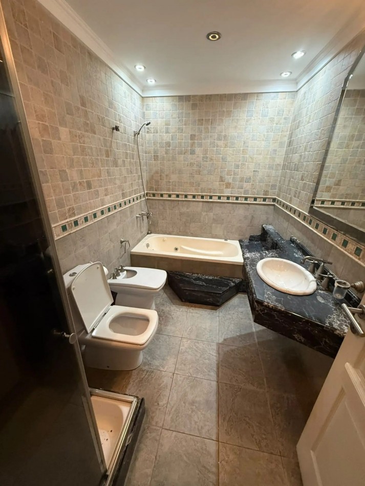 CHALET TRES AMBIENTES CON PATIO Y TERRAZA EN BARRIO LOS CEDROS